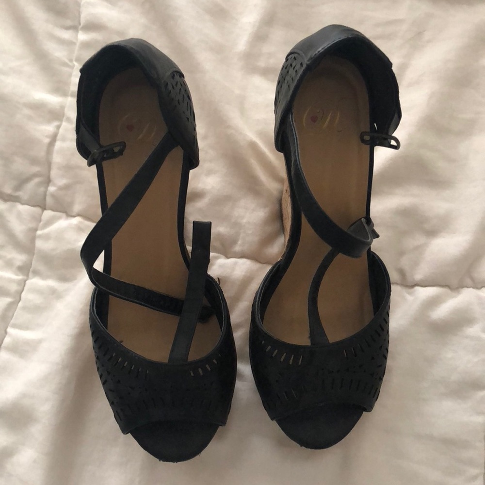 Black wedges